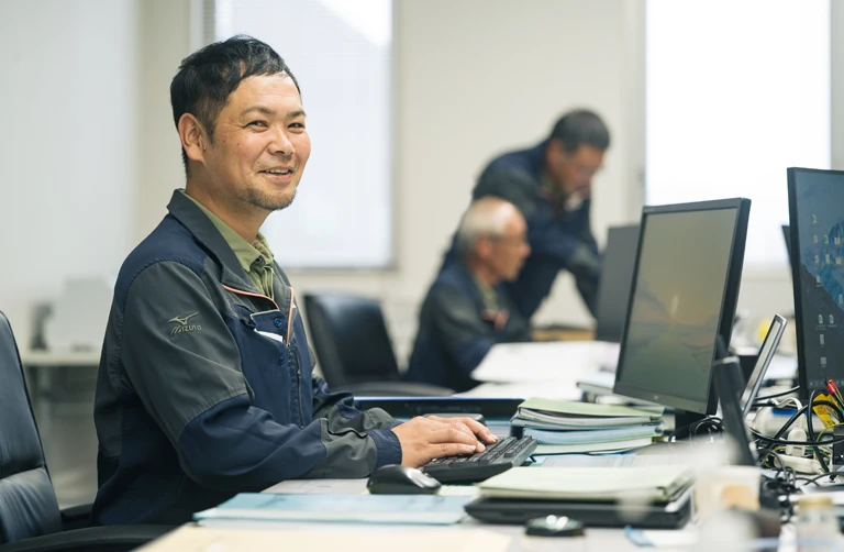 帰社後、進捗報告など事務作業